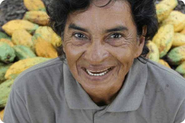 Homem idoso sorrindo para câmera